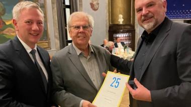 Moritz Promny und Mathias Zeuner überreichen Kurt Werdecker eine Urkunde